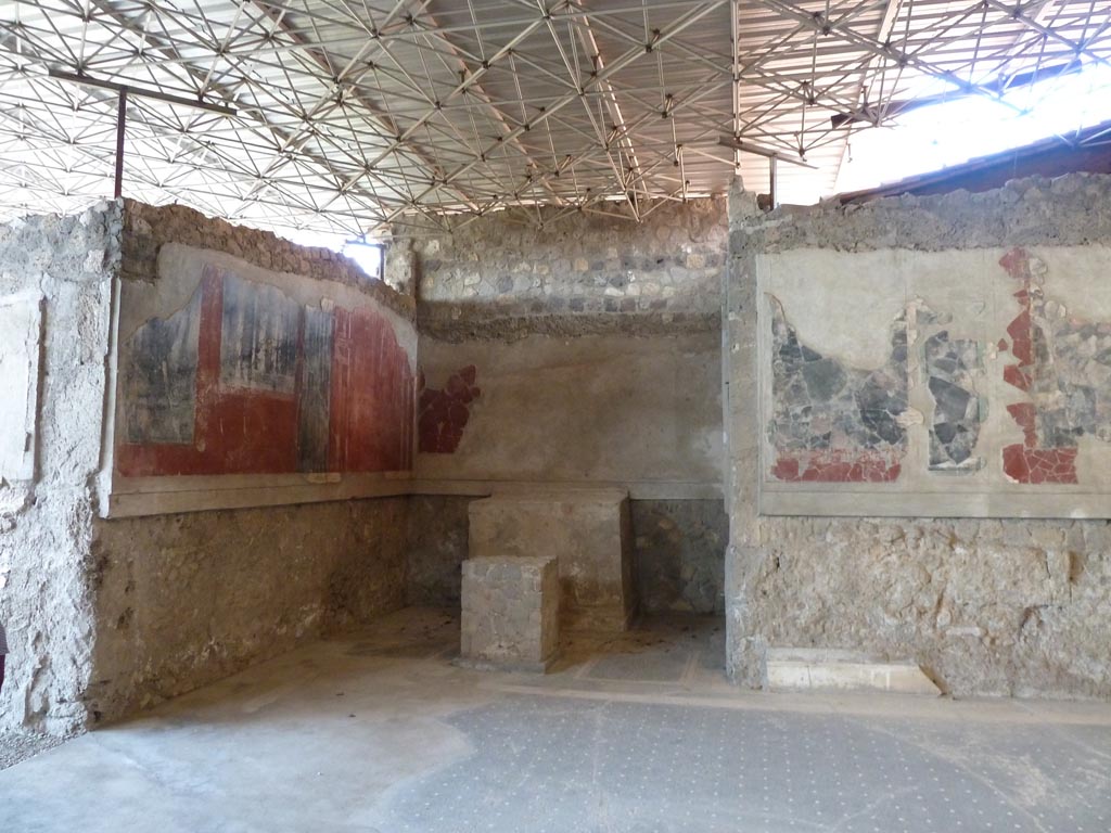 Stabiae, Villa Arianna, September 2015. Room 24, mosaic floor on north side of podium. 