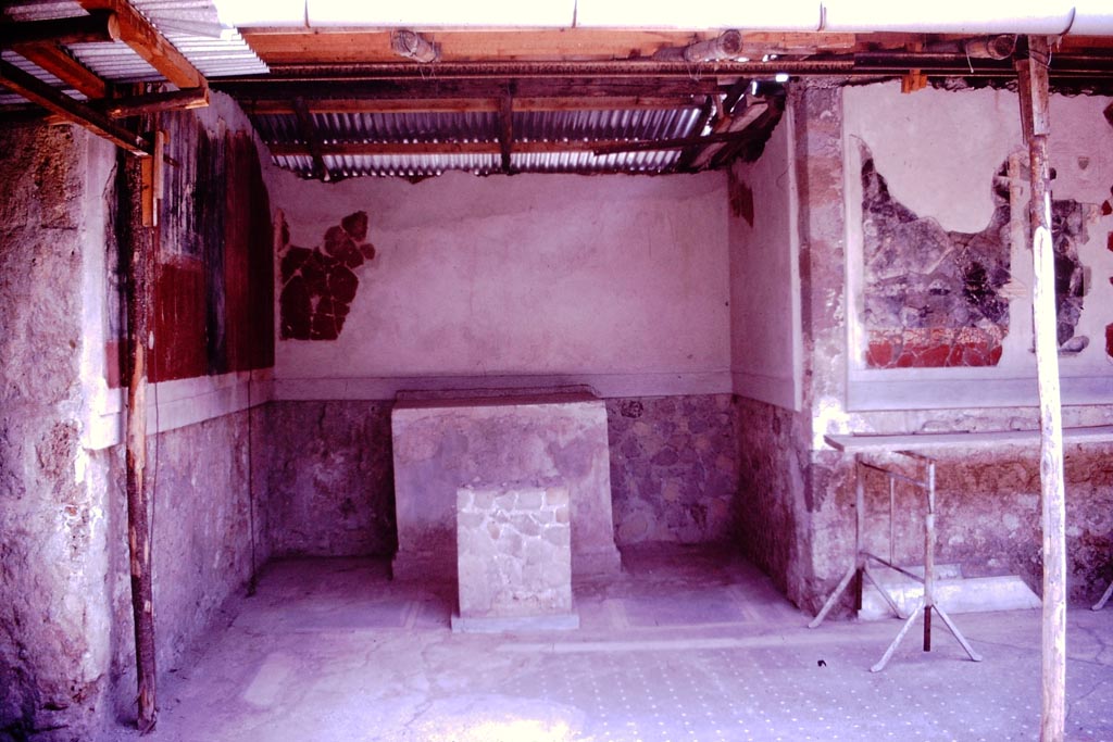 Stabiae, Villa Arianna, September 2015. Room 24, podiums/altars.