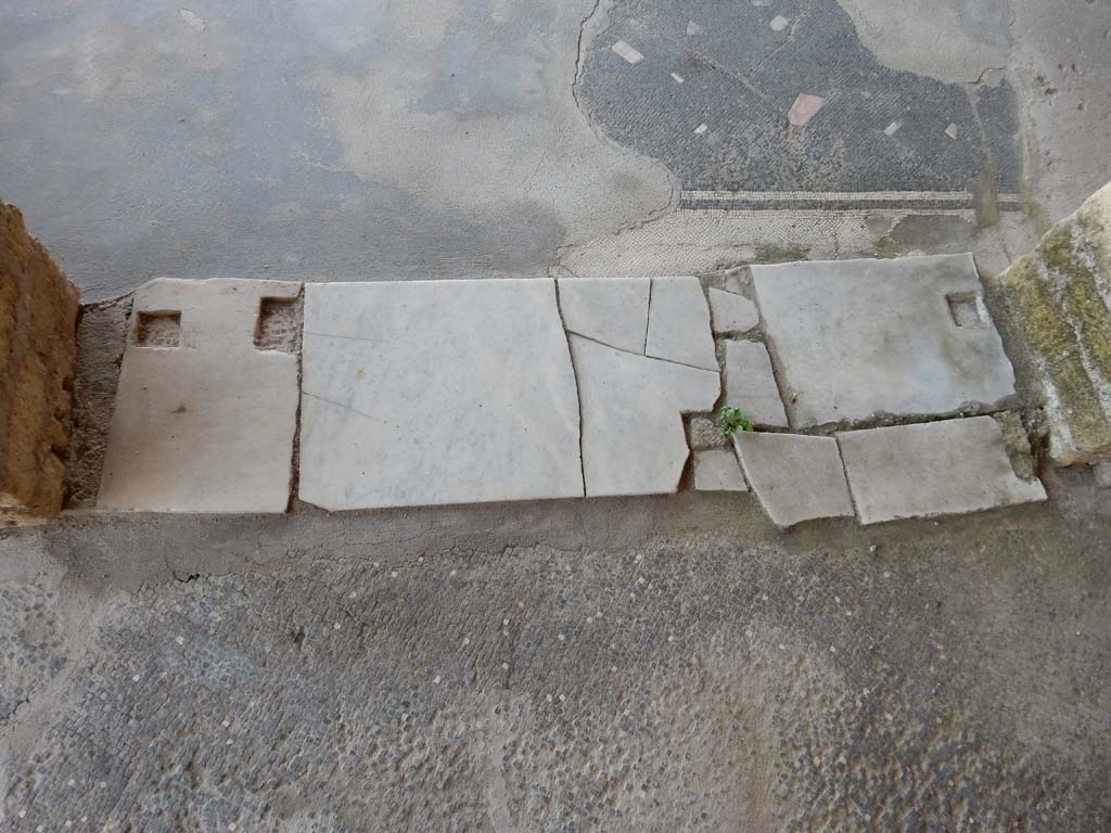 Stabiae, Villa Arianna, June 2019. Room 40, doorway threshold between room 34, top, and room 40, below.
Photo courtesy of Buzz Ferebee.
