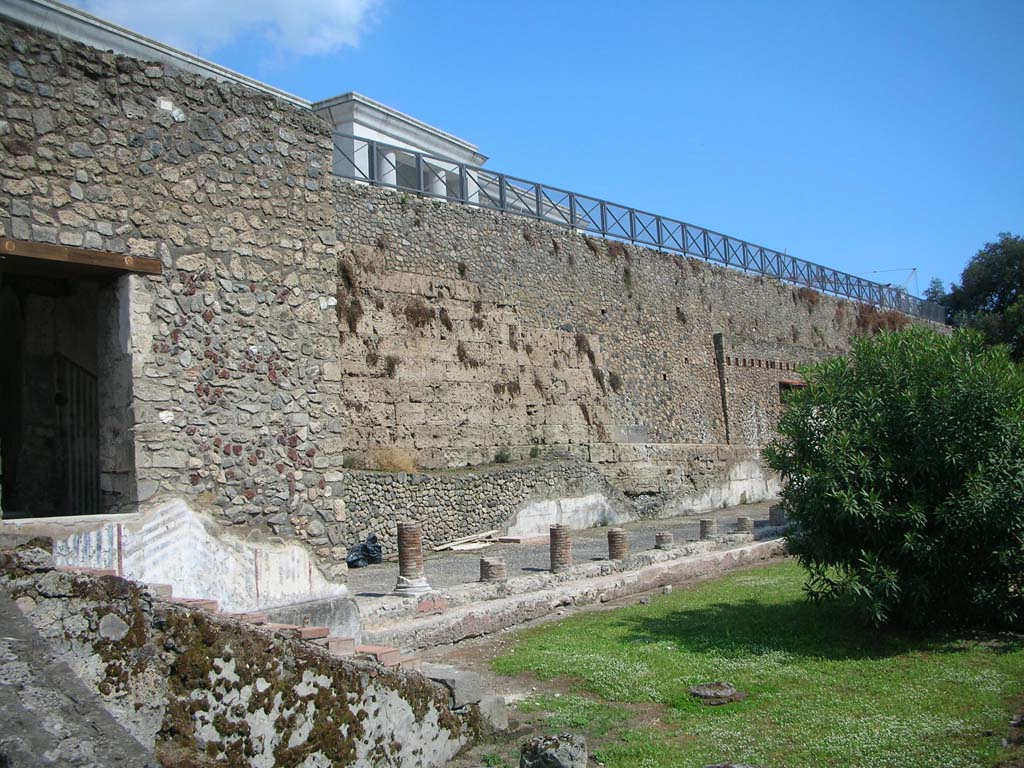 VIII.1.a Pompeii. May 2011. 
Looking south-east to remains of the city walls with modern Antiquarium above. Photo courtesy of Ivo van der Graaff.
