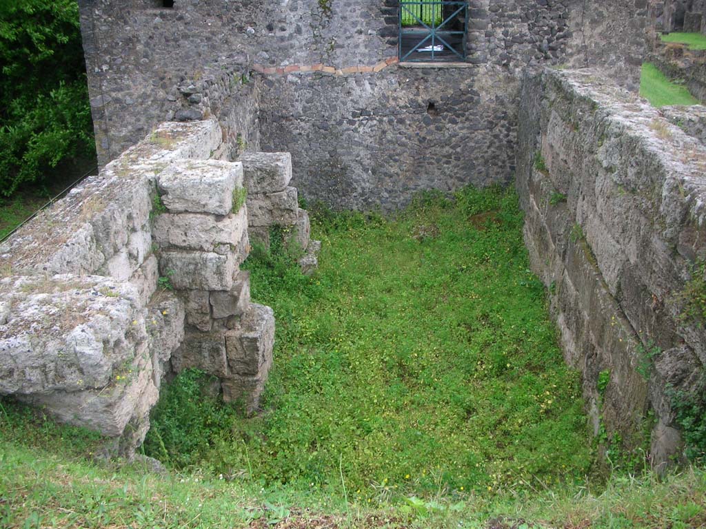 Tower XI, Pompeii. May 2010. West side of Tower and area between the walls. Photo courtesy of Ivo van der Graaff.