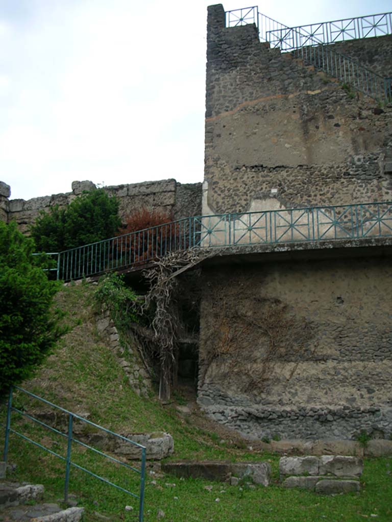 Tower XI, Pompeii. May 2010. West end of south side of Tower. Photo courtesy of Ivo van der Graaff.

