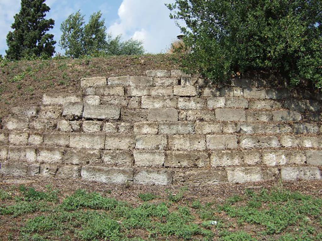 City walls near VI.1.26 behind VI.2, Pompeii. September 2005. Looking north.