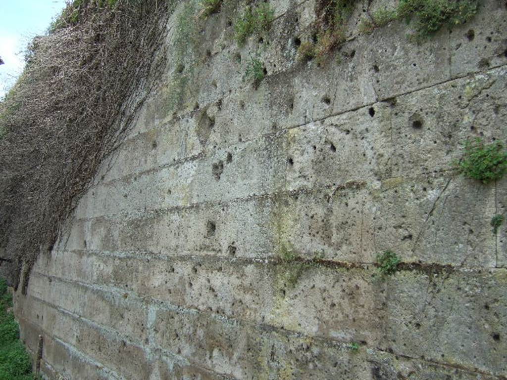 Walls at Pompeii Porta Ercolano or Herculaneum Gate. May 2006. East side. Looking South.