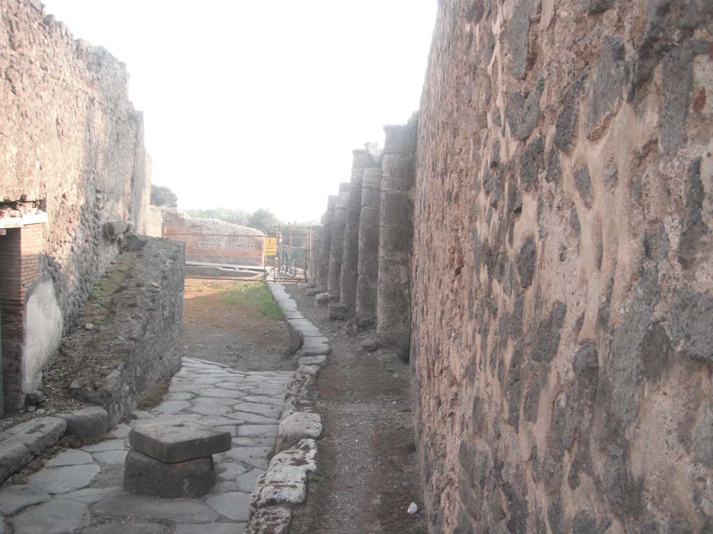 Vicolo dei Soprastanti, Pompeii. May 2011. Looking west Photo courtesy of Ivo van der Graaff.