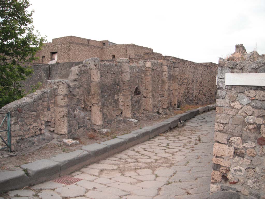 Vicolo dei Soprastanti, Pompeii. June 2012. Looking east along 6 Doric columns on north side. Photo courtesy of Ivo van der Graaff.