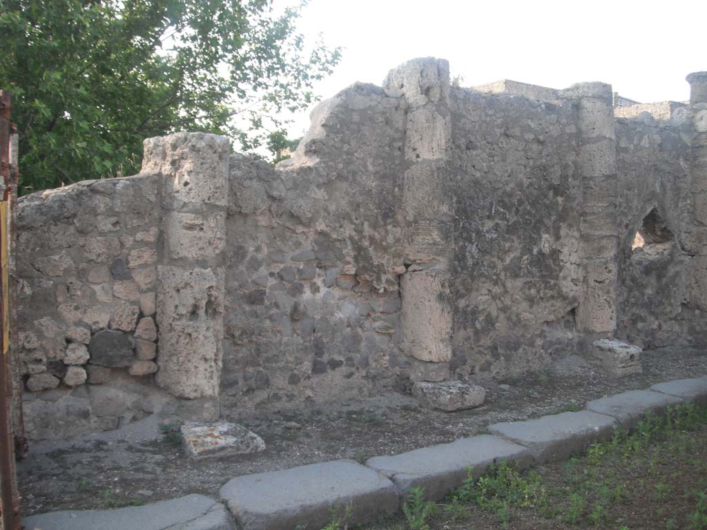 Vicolo dei Soprastanti, Pompeii. May 2011. West end of the six travertine Doric columns. Photo courtesy of Ivo van der Graaff.