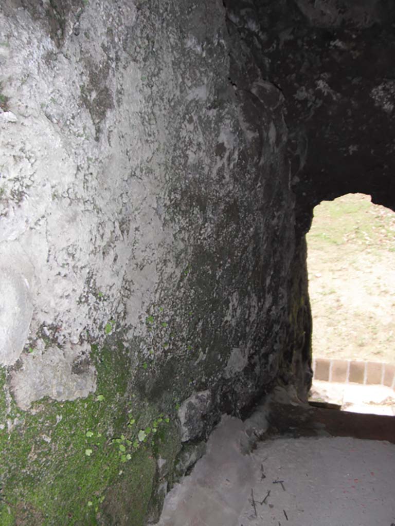 Vicolo dei Soprastanti, Pompeii. June 2012. West interior side of drain. Photo courtesy of Ivo van der Graaff.