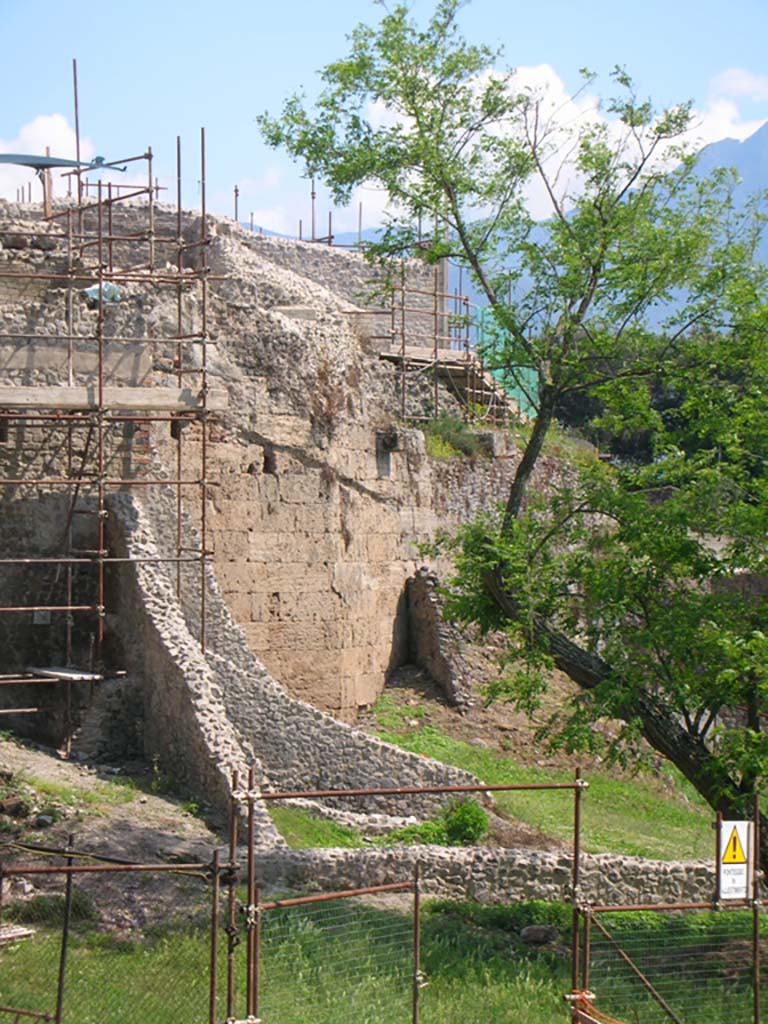 Walls on west side of Pompeii. May 2010. 
Looking south towards City Wall at rear of VII.16.16. Photo courtesy of Ivo van der Graaff.
