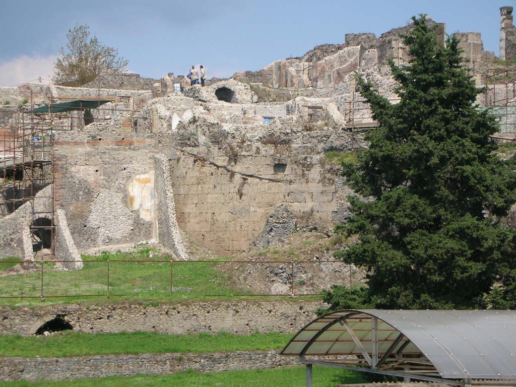 Walls on west side of Pompeii. May 2010. Detail of wall at rear of VII.16.16. Photo courtesy of Ivo van der Graaff.