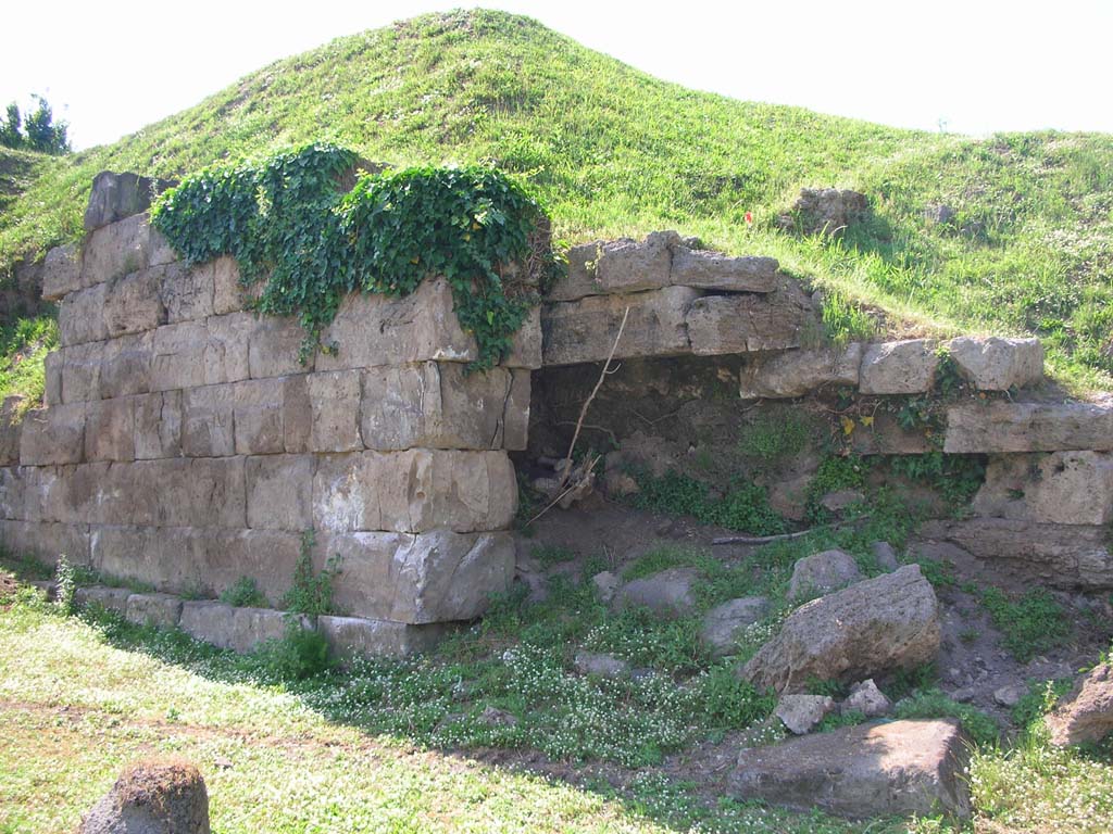 Porta Nocera, Pompeii. May 2010. Looking north-west towards city walls on south-west side of Gate. Photo courtesy of Ivo van der Graaff.

