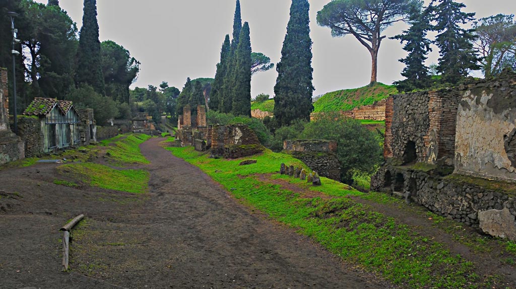 Walls. 2017/2018/2019. Looking west along Via del Tombe, with City Walls, centre right. Photo courtesy of Giuseppe Ciaramella.