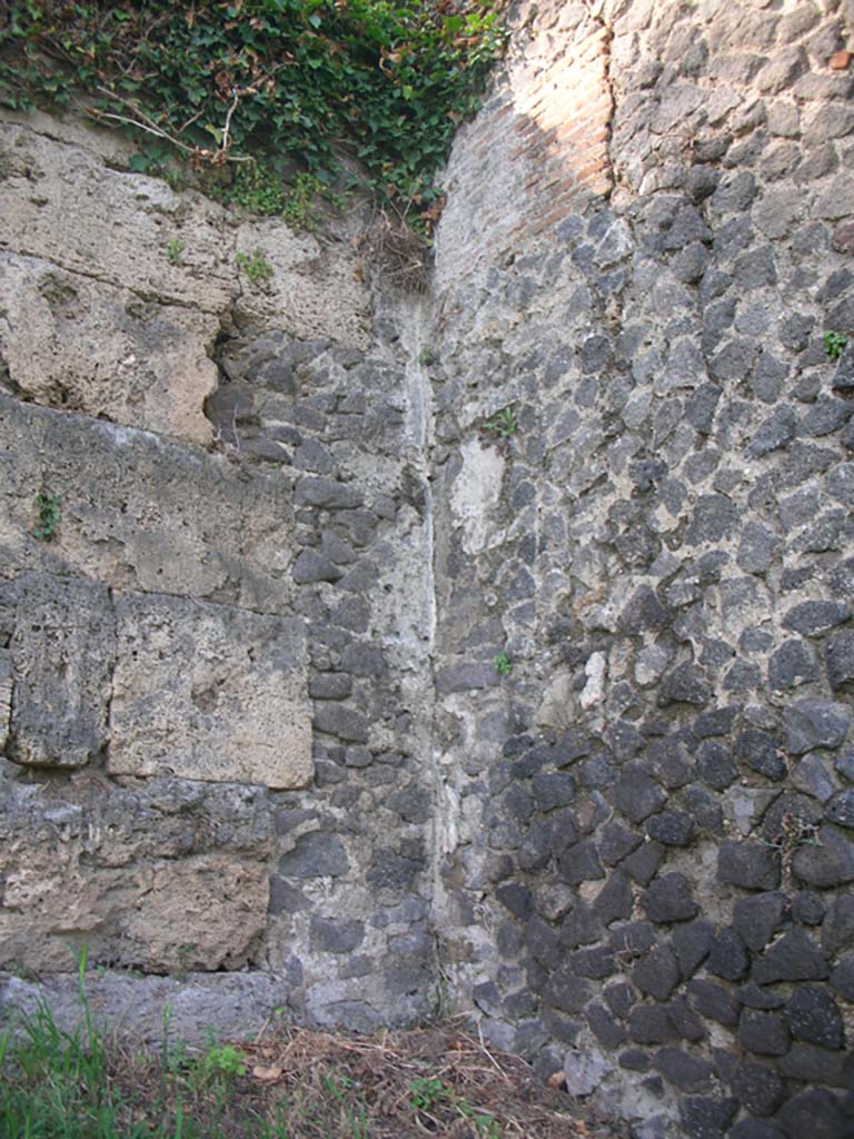 Tower III and City Wall, Pompeii. May 2011. 
Looking towards join between City Wall and west side of Tower III. Photo courtesy of Ivo van der Graaff.
