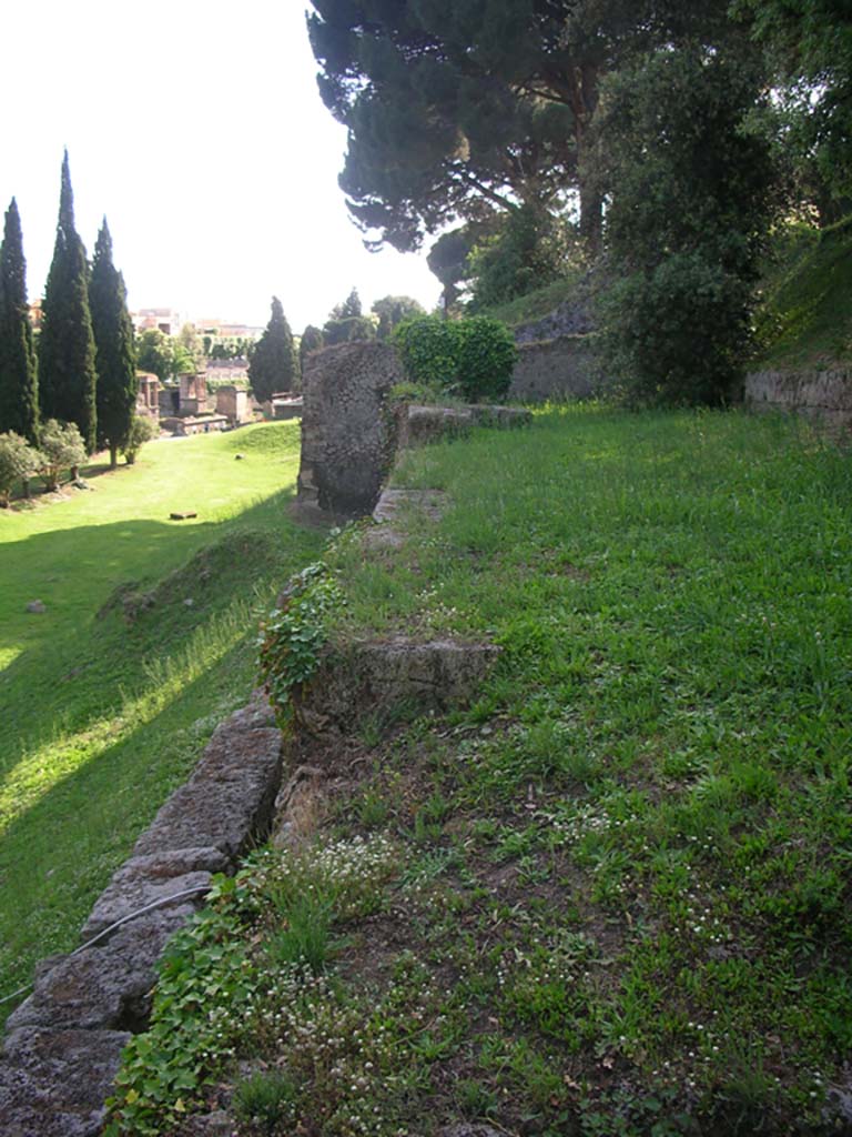 Walls on east side of Tower III, Pompeii. May 2010. 
Looking west along top of wall towards Tower. Photo courtesy of Ivo van der Graaff.
