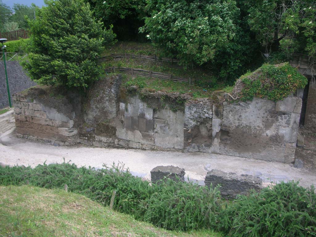 City Walls and Sarno Gate, Pompeii. May 2010. Looking towards south side. Photo courtesy of Ivo van der Graaff.