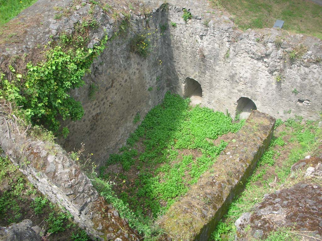 Tower VII, Pompeii. May 2010. Looking north-west from upper level. Photo courtesy of Ivo van der Graaff.