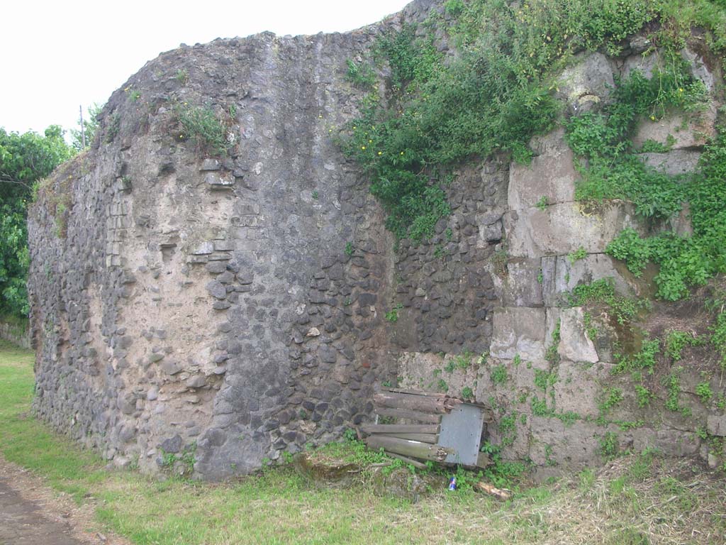 Walls on north-east side of Pompeii. May 2010. City Walls on west side of Tower VII. Photo courtesy of Ivo van der Graaff.