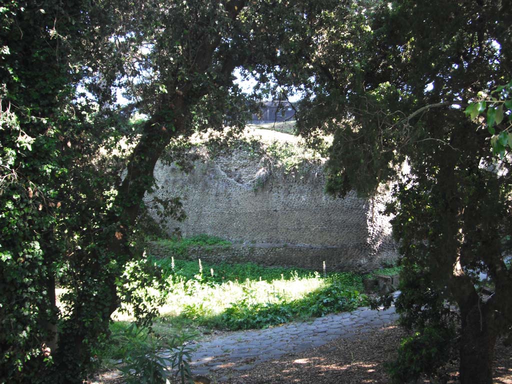 Walls on north-east side of Pompeii. June 2012. 
North wall on east side of Nola Gate in north-east corner of Pompeii. Photo courtesy of Ivo van der Graaff.
