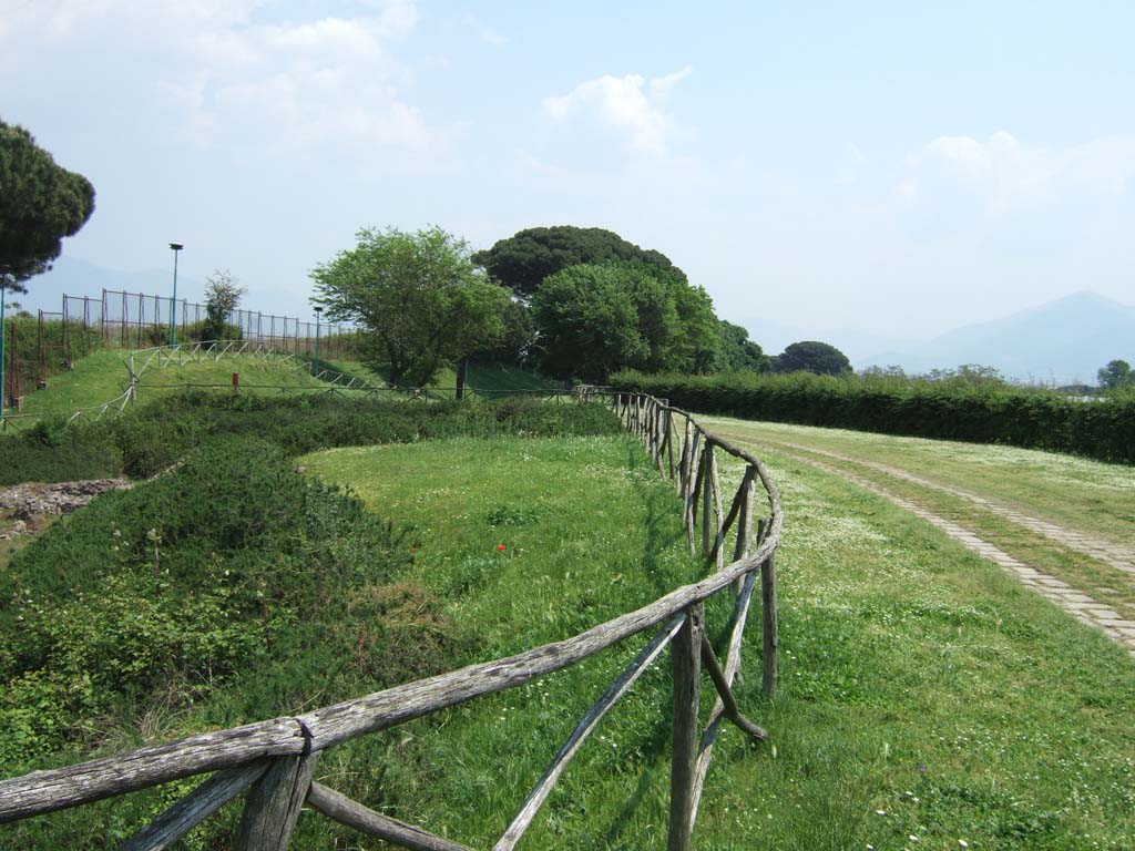 Tower IX, Pompeii. May 2006. Looking towards the east from Tower IX.
See Van der Graaff, I. (2018). The Fortifications of Pompeii and Ancient Italy. Routledge, (p.71-81 - The Towers).
